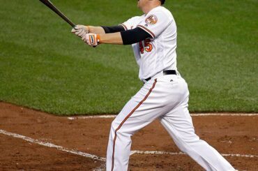 Mark Trumbo frappe des circuits en grappes. Est le leader de la ligue dans les jeux multi-homers #A ...