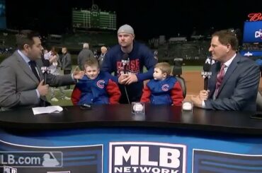 Le co-MVP #NLCS, Jon Lester, est surpris par ses jeunes fils ....