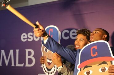 @ Lindor12BC et @ rajai11 s'amusent avec le #SnapBat à la @surance MLB ...