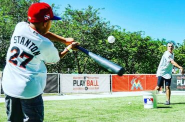 Juste un gamin, une batte et une balle…  Oh, et @Marlins catcher J.T. Realmuto. #PlayBal ...