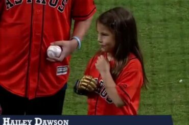 Hailey Dawson met la foule de Houston sur ses pieds! #WorldSeries (via @playball) ...