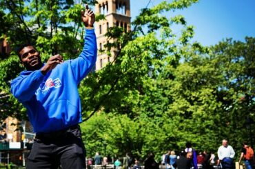 @puigyasiel prend sa célèbre batte dans les rues de New York le #OffTheBat ceigh ...