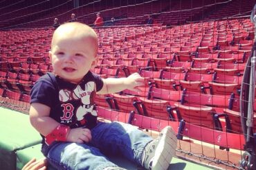 Ce petit gars est prêt pour son premier match de baseball. #RedSox ...