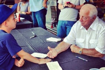 Tommy Lasorda se présente à un nouveau fan. #HOFWKND ...