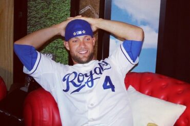 Alex Gordon se détend dans la salle de conciergerie AL Social Media. #ASG ...