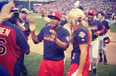 Nelly la déchire à #ASG #CelebSoftball ....