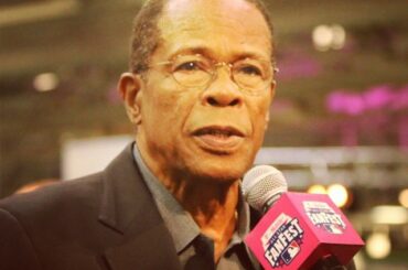 Rod Carew, membre du Temple de la renommée, s'adresse aux fans lors de la #FanFest. @jumeaux...