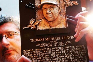 La plaque de Tom Glavine est installée au @BaseballHall. #HOFWKND ...