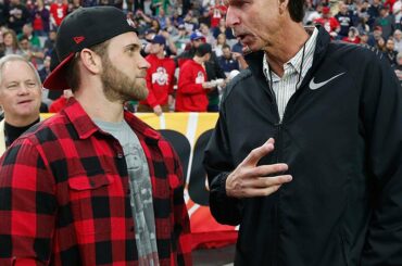 Hall of Famer @ rj51photos discute avec 2015 NL #MVP @ BHarper3407 au #FiestaBow ...