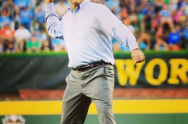 Le commissaire élu, Rob Manfred, a lancé le premier lancer avant la soirée #LLWS ...