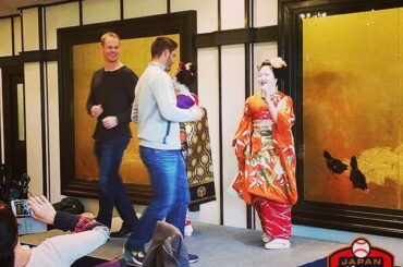 Justin Morneau et @drewbutera participent à une danse geisha. #JapanSeries ...