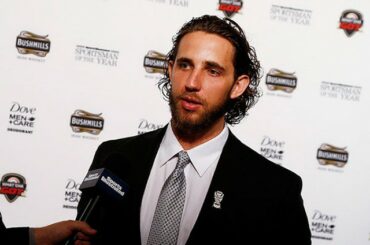 #MadBum s'est bien débrouillé pour accepter son prix #SISportsman of the Year ....