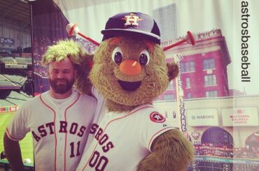 #Repost @astrosbaseball:
#ElOsoBlanco rencontre Orbit. #AstrosFanFest ...