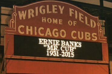 Le chapiteau de Wrigley Field rend hommage à M. Cub en cette sombre nuit. #LetsPla ...