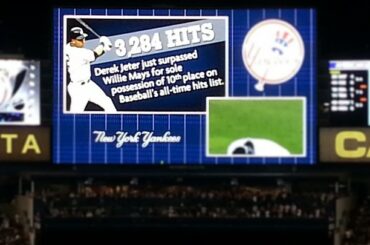 Le tableau d'affichage du stade #Yankee félicite Derek Jeter d'avoir doublé Willie Mays ...