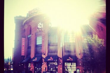 Soleil brille sur le stade Busch. #NLCS ...