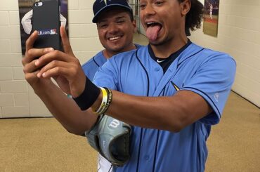 Hé regarde! @ carch42 reprend @MLB Snapchat. Suivez maintenant pour voir ce qu'il fait ...