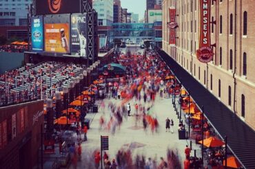 Eutaw Street bourdonnait ce soir. # samsungnx300 ...