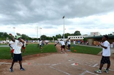 1 058 jeunes joueurs de baseball ont établi un record à @mlbuya. #LargestGameOfCatch pres. par @c ...