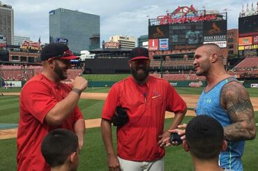 #Repost @wwe:  La Viper @randyorton passe du temps avec la St. Louis Cardina ...