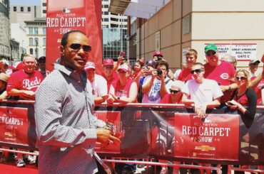 Barry Larkin a l'air vraiment forte.  #ASGRedCarpet présenté par @chevrolet ...