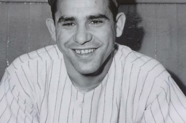 (republié via @yankees) "En ce jour de 1951, Yogi Berra reçut son premier ...