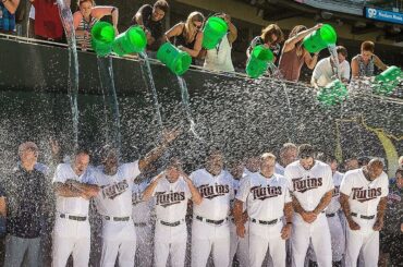 (Repost via @twins) "#MNTwins a amené l'équipe complète pour le #ALSIceBucketCh ...