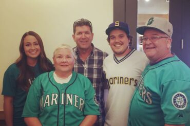 Félicitations au gagnant du #MLBThrowbackContest! Ils ont rencontré @mariners i ...