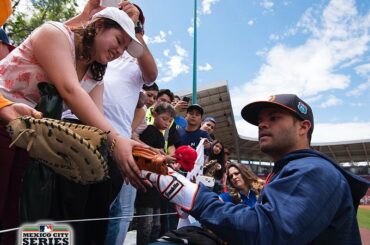 @ josealtuve27 signe pour les fans lors de #MexicoCitySeries ....