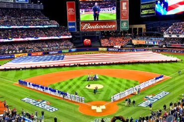 Hymne? Bercé par Billy Joel.  Premier lancement cérémonial? Une grève de Mike Piazza ...