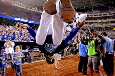 Les @bluejays #BatFlip, les @kcroyals #BackFlip. #OwnOctobre ...