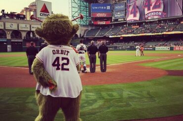 #Repost @astrosbaseball avec @repostapp. ··· Le respect. # Jackie42 ...