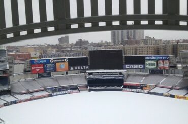 Via @yankees: Un autre jour de neige au stade de baseball. Ne vous inquiétez pas, #BaseballBegins alors ...