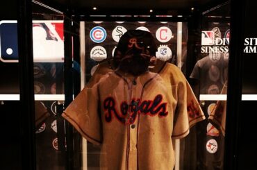 Un maillot de Jackie Robinson exposé aux #mlbdbs. # Jackie42 ...