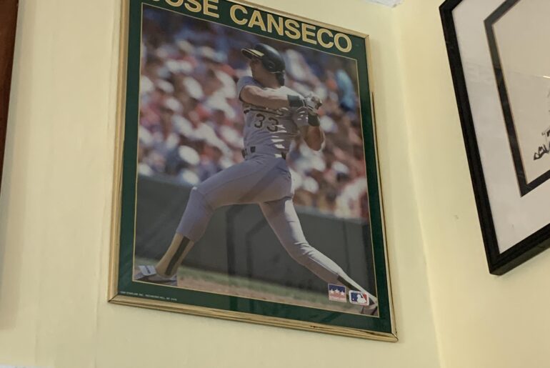 J'ai trouvé cette superbe affiche de José Canseco dans une friperie et je l'ai accrochée dans mon salon.