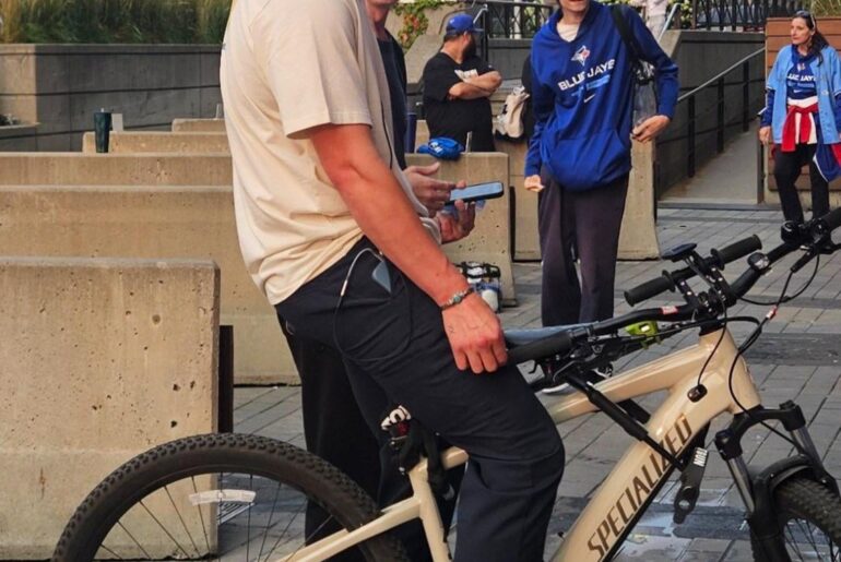 Bowden Francis est rentré chez lui à vélo après son match contre les Mets mercredi