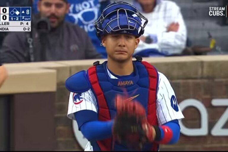 (Brad) Miguel Amaya pleure après que Kyle Hendricks ait été retiré de son dernier match en tant que Cub