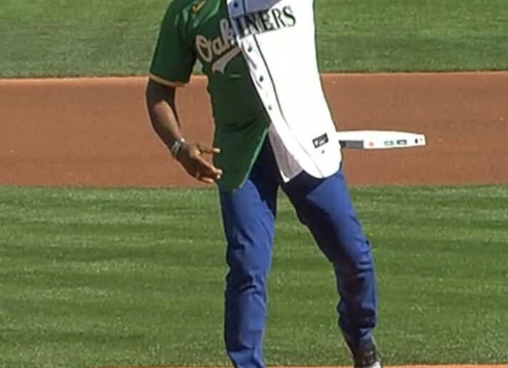 Rickey Henderson lance le premier lancer lors du match des Mariners dans un maillot partagé A/Mariners lors du dernier match d'Oakland.