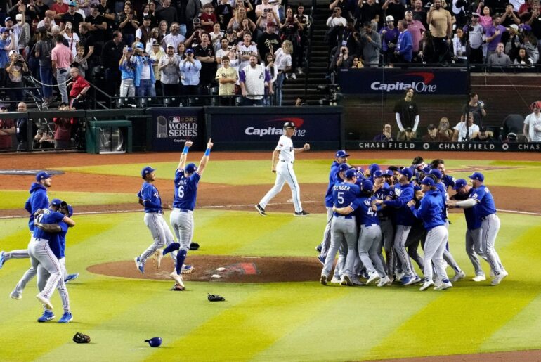 (Nightengale) La MLB et les Oakland A's renforcent la sécurité du stade pour leur dernier match au Oakland Coliseum jeudi, les joueurs et le personnel ayant pour instruction de ne pas traîner sur le terrain après le match en cas de violence des fans.