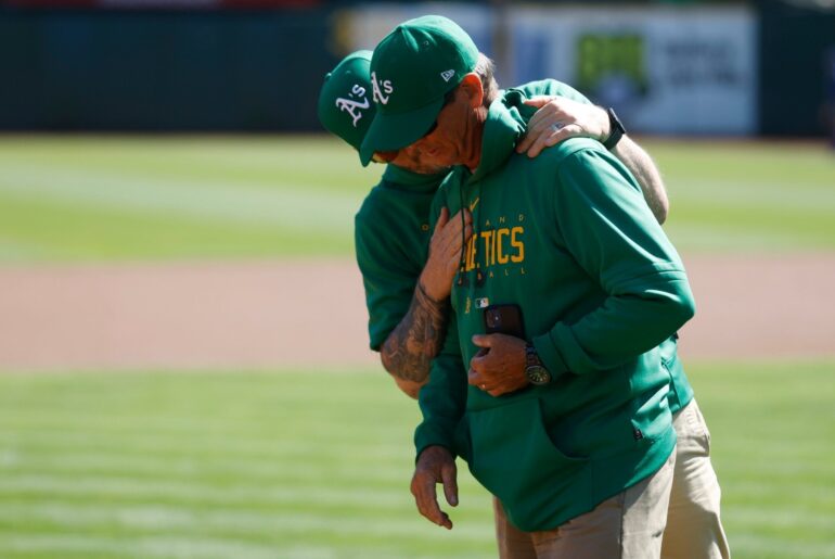 (Vietti) Il s'agit d'une photo puissante de Clay Wood, le jardinier en chef de A, consolé alors qu'il prépare une dernière fois le terrain au Oakland Coliseum. C'était la 31e et dernière saison de Clay avec le club. Des centaines d’autres perdront leur emploi. (Photo de Lachlan Cunningham/Getty Images)