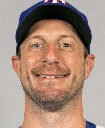 (CodifyBaseball) Combien Max Scherzer reçoit cette année : 💰 15 000 000 $ des Nationals, 💰 30 833 334 $ des Mets, 💰 12 500 000 $ des Rangers. Il a lancé dans 9 matchs pour les Rangers cette saison.