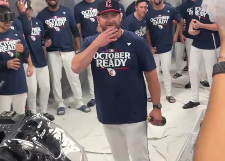 Stephen Vogt avec son discours avant la douche de champagne à Cleveland