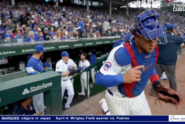 Kyle Hendricks sort après 7,1 manches blanches contre CIN et reçoit une longue ovation debout et un rappel de la part des fans des Cubs à Wrigley Field