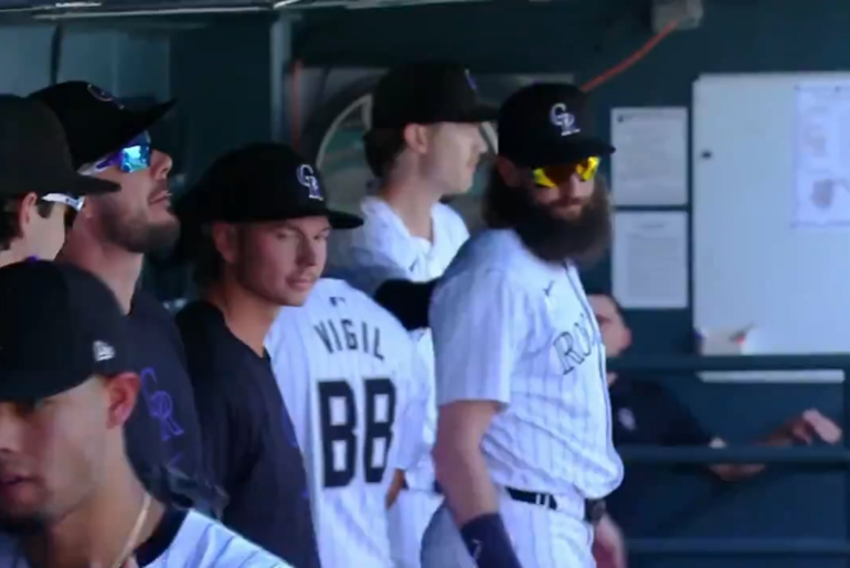 Charlie Blackmon est accueilli par la foule du Colorado alors qu'il entre sur le terrain pour le dernier match de sa carrière