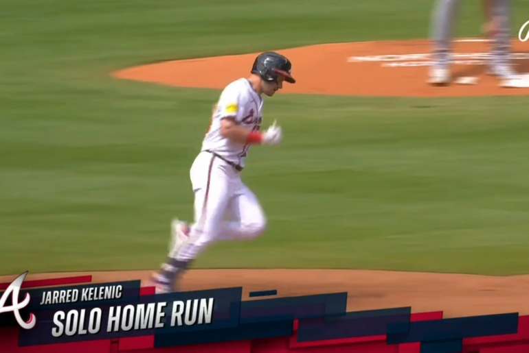 (Point fort) Le home run en solo de Jarred Kelenic donne aux Braves une avance précoce alors qu'un fan risque sa vie pour atteindre le ballon