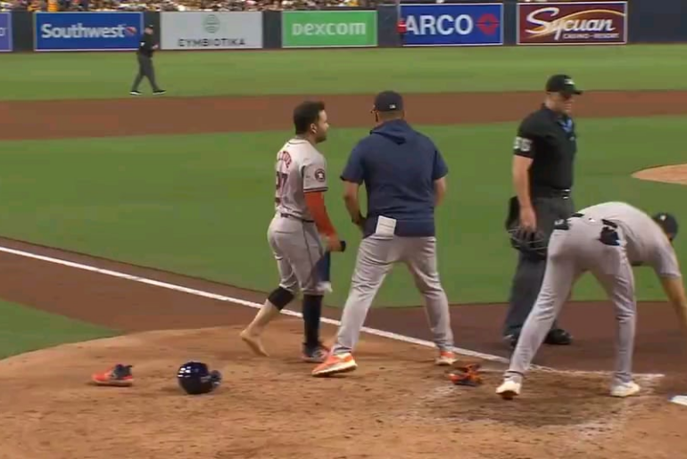 (Point fort) José Altuve enlève sa chaussure après avoir été éliminé pour montrer à l'arbitre que la balle l'a touché en premier