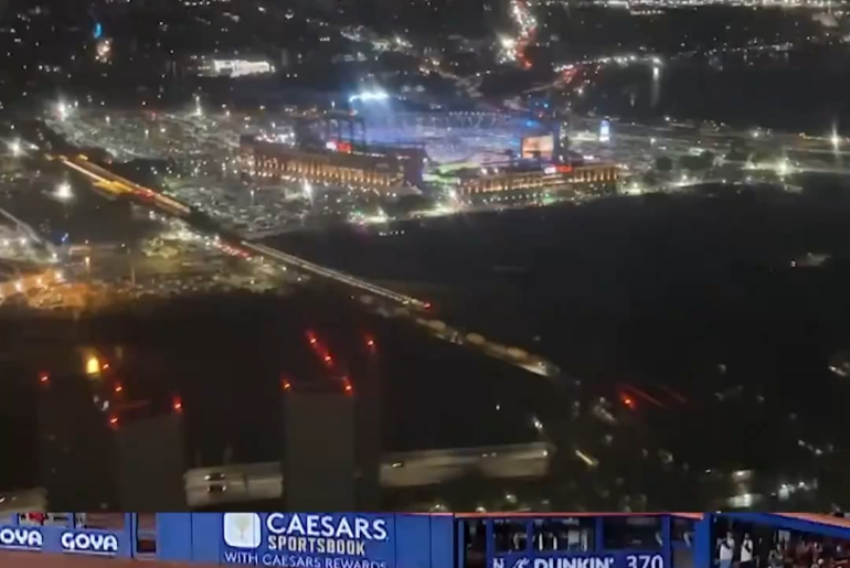 Quelqu'un a filmé Edwin Díaz entrant dans le Citi Field lors de son atterrissage à LaGuardia