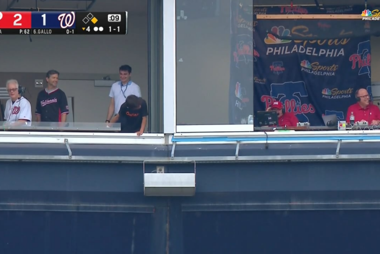 (Point culminant) John Kruk crie après un enfant qui se penchait hors de la cabine de l'organiste du Nationals Park