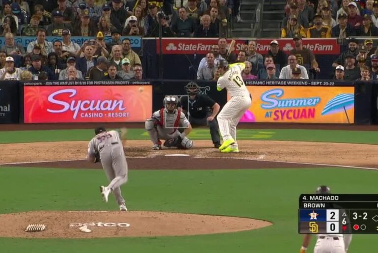 Deux lancers après qu'une prise a été appelée sur la balle 4, Manny Machado frappe un HR de 2 points (27) pour égaliser le match contre les Astros