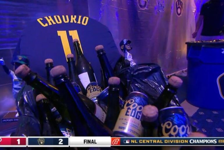 Les Brewers ont mis des bières sans alcool dans une poussette pour Jackson Chourio pour leur soirée de clôture